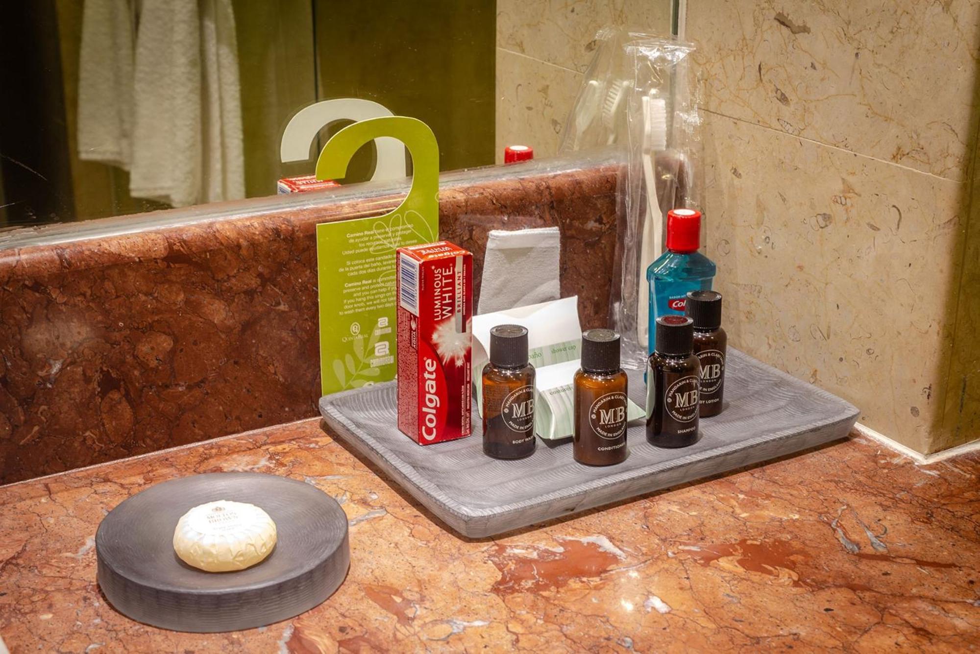 墨西哥佩德雷加尔卡米奥真实酒店 墨西哥城 外观 照片 A bathroom tray with amenities