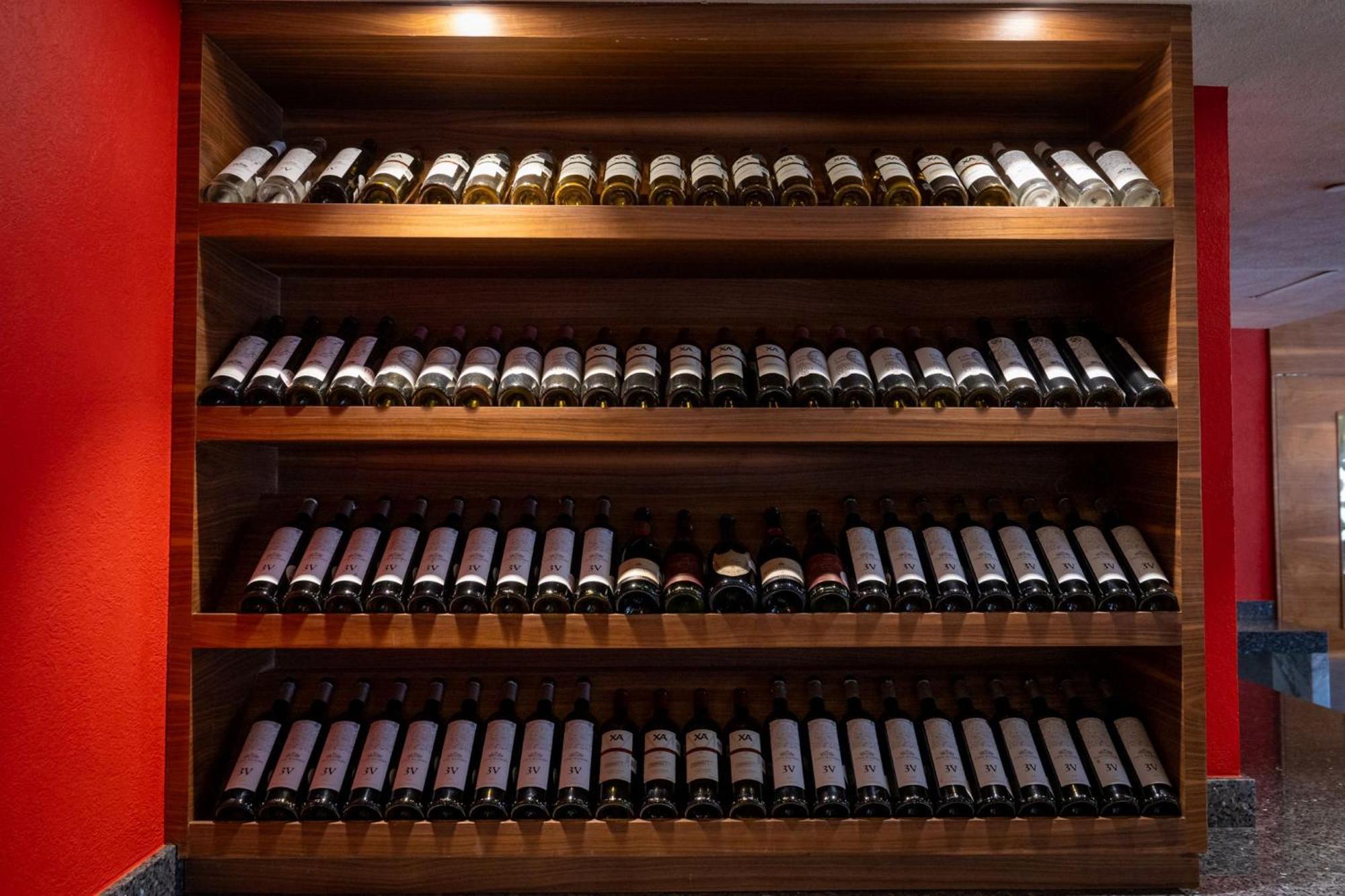 墨西哥佩德雷加尔卡米奥真实酒店 墨西哥城 外观 照片 Wine bottles in a wine rack