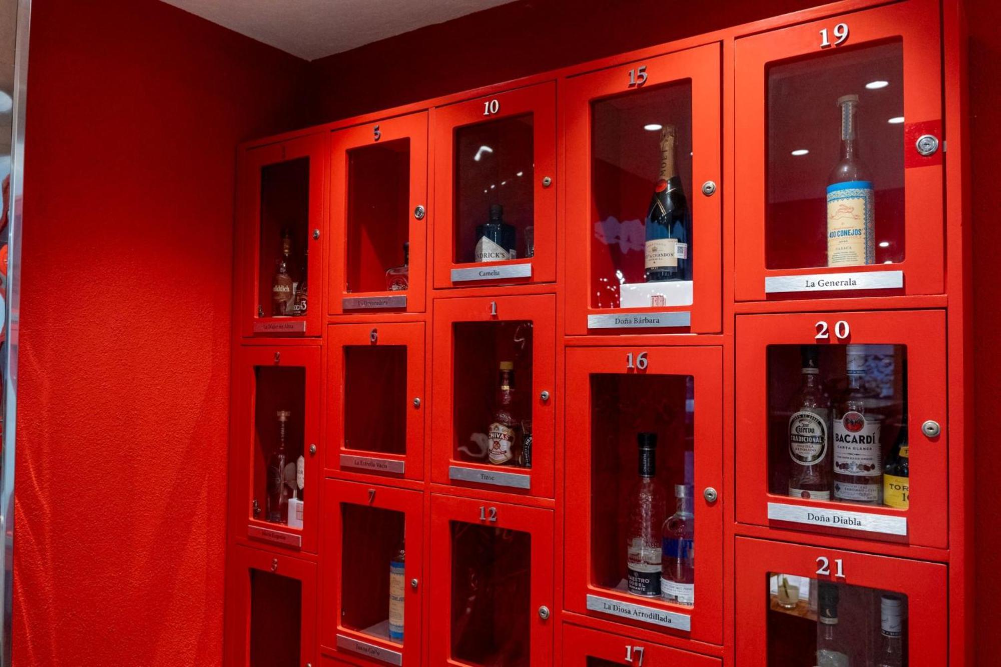 墨西哥佩德雷加尔卡米奥真实酒店 墨西哥城 外观 照片 Wine lockers at a wine bar